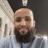 صورة للرجل الذي يعبر عنه باللغة العربية، ويتميز بشعر طبيعي وشعر بنفسجي على وجهه، ويبلغ عن نفسه باللغة العربية.